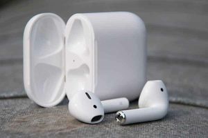 Apple випустить першокласні накладні навушники AirPods