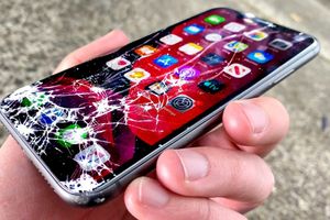 Чому не можна використовувати смартфон з розбитим екраном