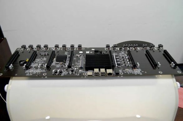 Материнская плата для майнинга с процессором BTC65 на 8 видеокарт (s1151/DDR3 SoDIMM) с пассивным охлаждением