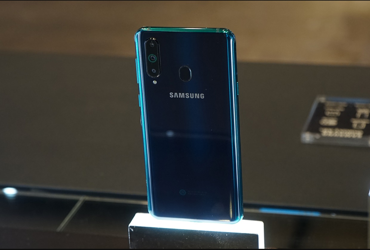 Samsung представила Galaxy A8s – первый смартфон с Infinity-O экраном